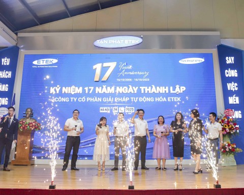 Ban Lãnh đạo khai tiệc buổi lễ kỷ niệm